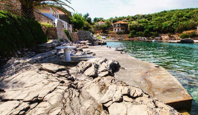 Faros Oasis Apartment Gdinj Exterior photo