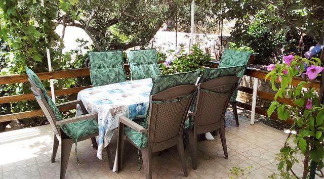 Faros Oasis Apartment Gdinj Exterior photo